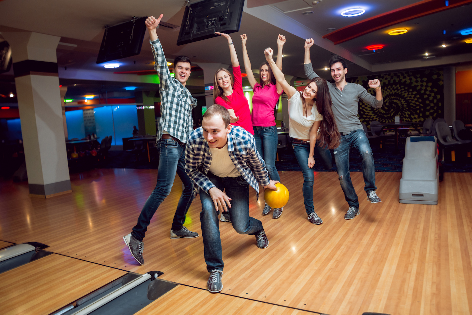 friends-cheering-at-bowling-alley