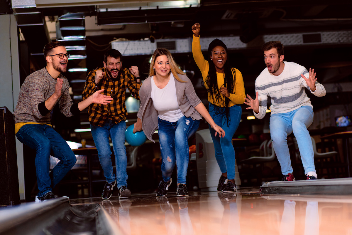 group-of-friends-bowling