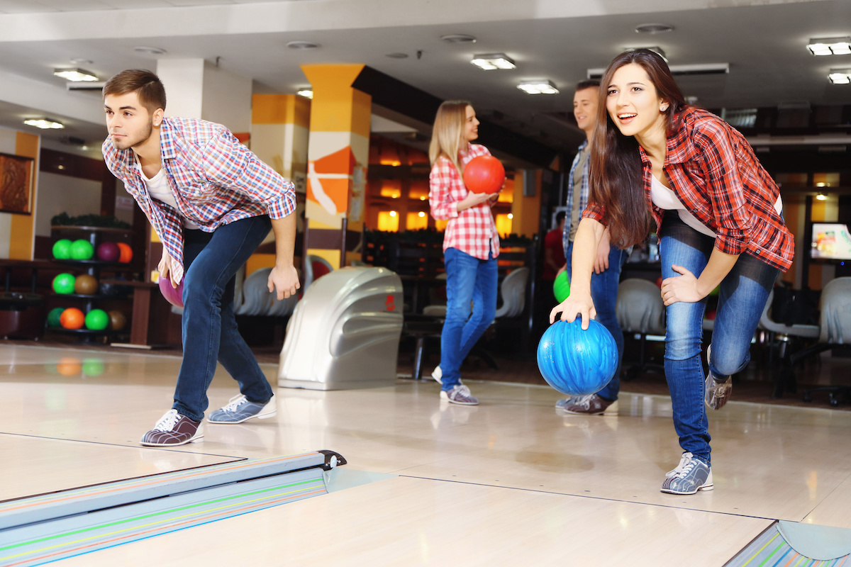 friends-bowling-together