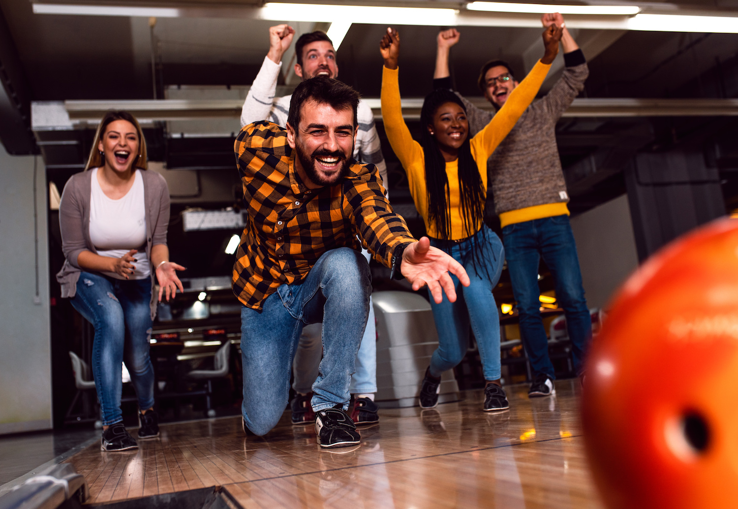 firends-bowling-having-fun